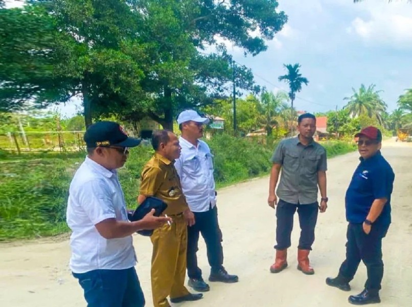 Stimulus Ekonomi Masyarakat, PTPN IV Regional III Perbaiki Jalan Desa