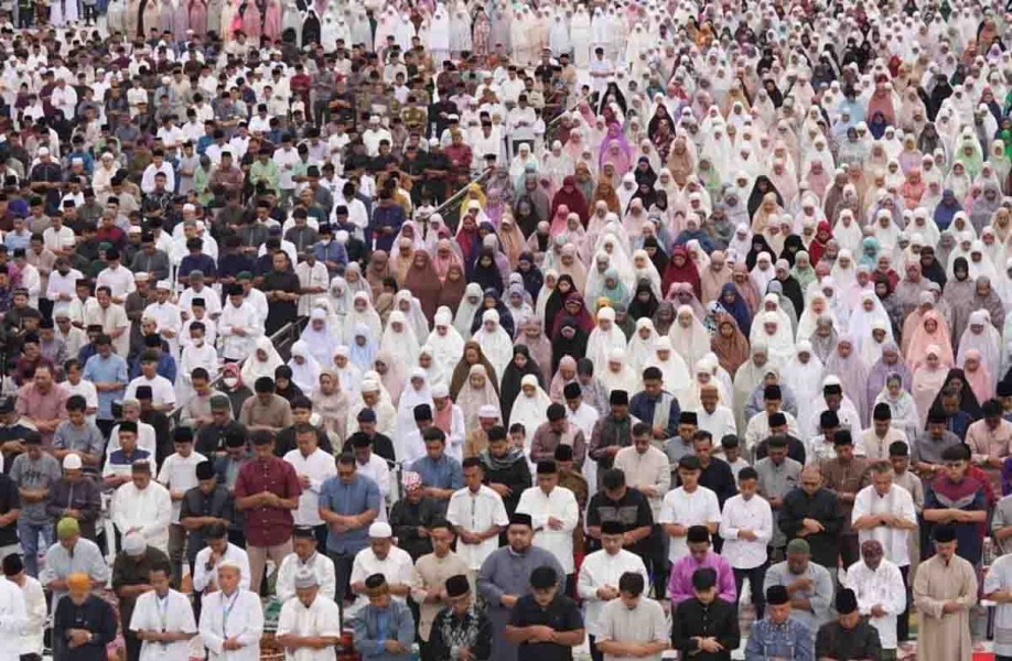 Gubernur Riau dan Ribuan Warga Laksanakan Salat Idulfitri di Masjid Raya Annur