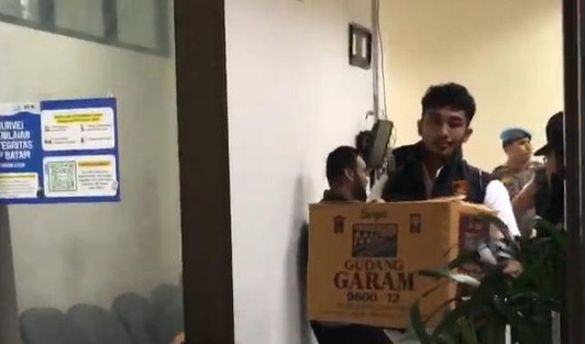 Polisi Bawa 3 Kardus Dokumen Usai 5 Jam Geledah Kantor BP Batam
