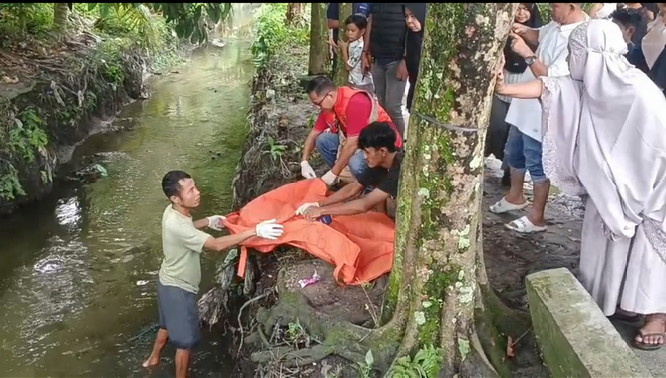 Mayat Bayi Ditemukan Mengapung di Parit Jalan Suka Karya Pekanbaru