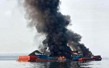 Kapal Pengangkut 30 Ton Minyak Tanah Terbakar di Pulau Banda
