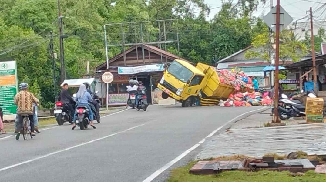 Mobil Pengangkut Sampah Terperosok di Persimpangan Puskesmas Alahair