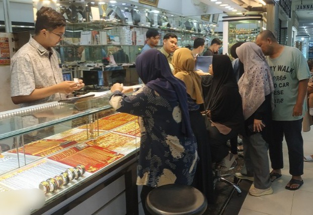 Harga Emas Turun Drastis di Pekanbaru, Warga Serbu Toko untuk Investasi