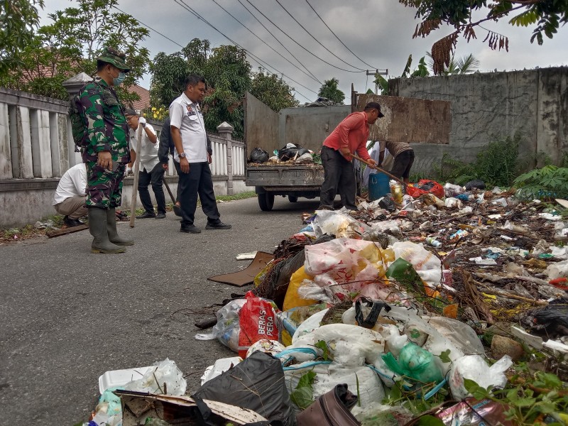 Wujudkan Pekanbaru Bersih, Camat Kulim Bersama TNI Polri Sisir dan Tutup TPS Ilegal