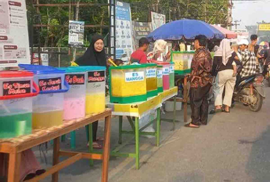 Bazar Takjil Pekanbaru Diserbu Pembeli di Hari Pertama Ramadan