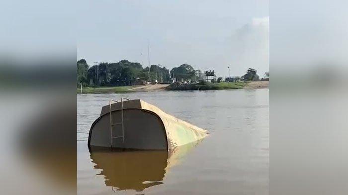 Truk CPO Terjun ke Sungai Kampar dekat Jembatan Penyeberangan Ponton Langgam Pelalawan