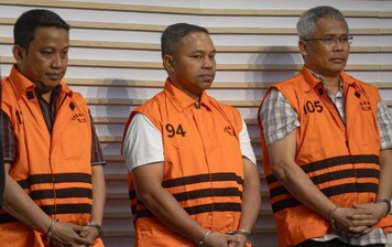 8 Jam Berlalu, KPK Masih Cari Bukti Lain di Rumah Dinas Gubernur Riau