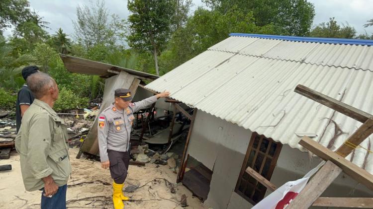 Rumah Nelayan di Desa Pongkar Ambruk Diterjang Abrasi Laut