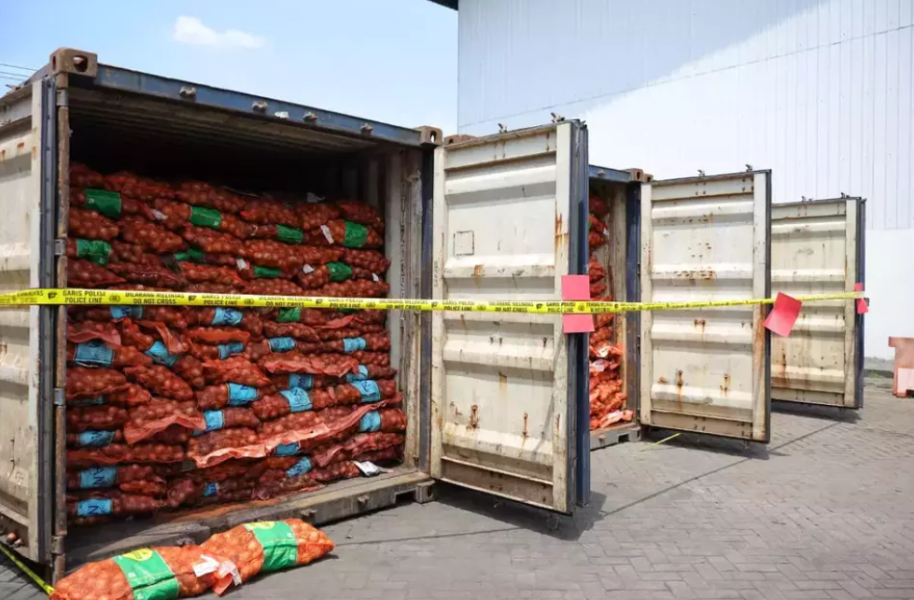 Pemerintah Bongkar Impor Ilegal Bawang Bombai 18 Kontainer di Surabaya