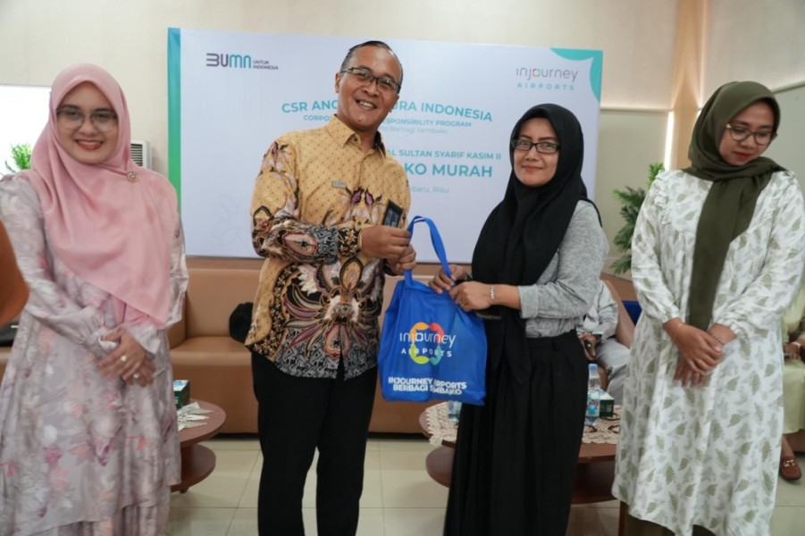 Bandara SSK II Pekanbaru Gelar Tebus Sembako Murah untuk Warga Sekitar