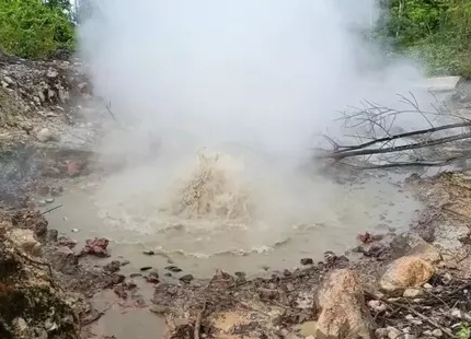 Warga Digegerkan Fenomena Alam Semburan Lumpur di Samosir