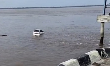 Trestle Pelabuhan Industri Tanjung Buton Ambruk, Mobil Avanza Terjun ke Laut