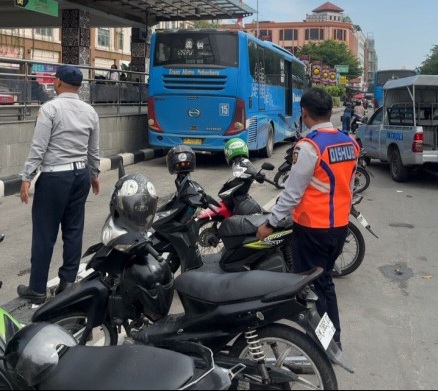 Ilegal dan Ganggu Jalur Bus, Dishub Pekanbaru Tertibkan Parkir Liar di Depan STC Sudirman