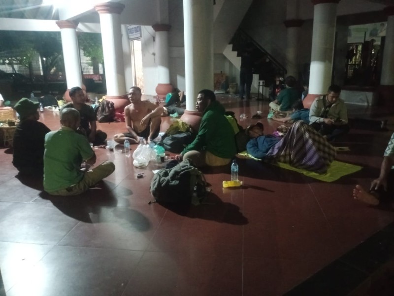Peserta Aksi “Cor Badan dengan Semen” Bergerak dari Riau Menuju Istana Negara