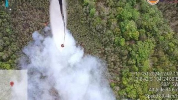 6 Helikopter Water Bombing Tulung Selapan Fokus Pemadaman Karhutla di OKI