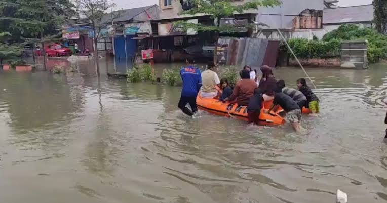 Banjir Masih Ancam Pekanbaru, PUPR Terus Lakukan Penanganan Drainase Tersumbat