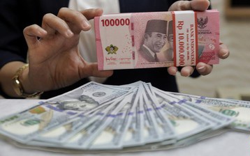 Rupiah Melemah ke Rp16.798 per Dolar AS, Dibayangi IHSG Merah