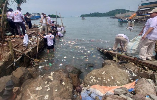 Akses Wisata Pulau Merak Besar Dipenuhi Sampah, Kader Gerindra Turun Tangan