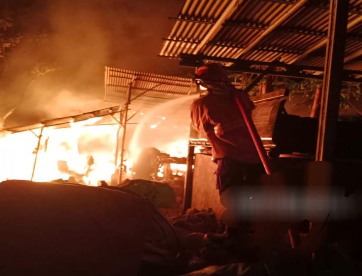 Tempat Pengolahan Biji Plastik Terbakar, Pemilik Rugi Ratusan Juta Rupiah