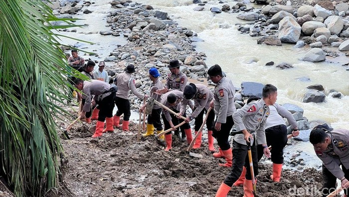 Polda Riau Buka Akses Desa di Agam yang Terputus Imbas Galodo