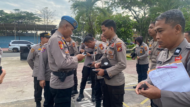 Pastikan Netralitas Propam Periksa Ponsel Personel Polres Inhu