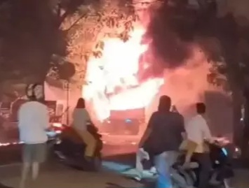 Truk Terbakar di Jalinsum Cikampak, 46 Motor Jadi Arang