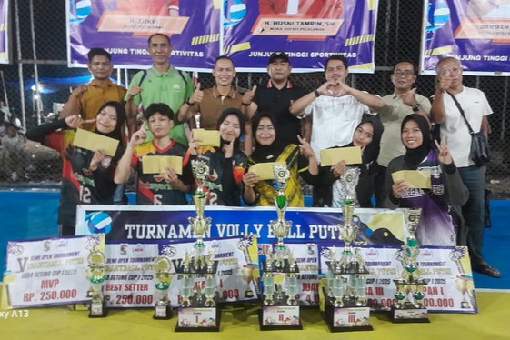 Desa Betung Pelalawan Sukses Gelar Turnamen Voli Ball Putri, Tim Madang Juara Pertama