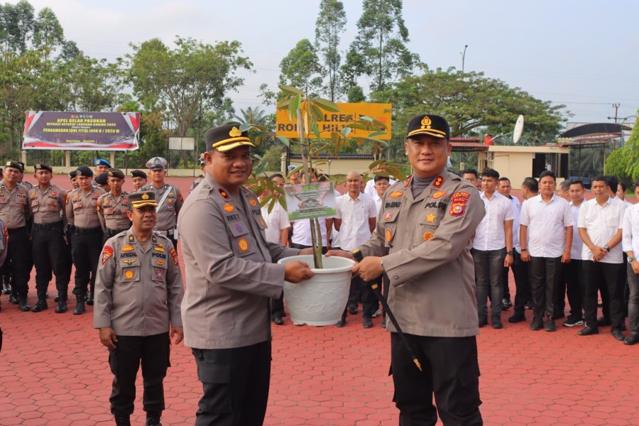 Peduli Lingkungan, Kapolres Rohil Serahkan Bibit Pohon kepada Kapolsek Tanah Putih di HUT ke-43