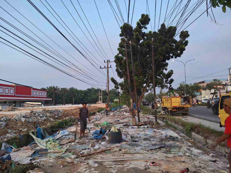 Keluhan Warga Ditindaklanjuti, DLHK Mulai Bersihkan Sisa Bongkaran PKL di Soebrantas Pekanbaru