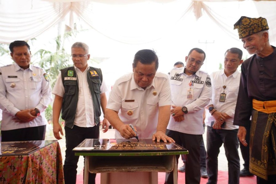 Pj Gubri Resmikan Dua Jembatan di Rohul