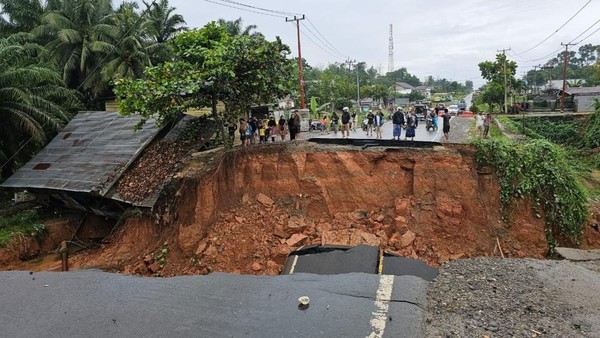 Akses Bungo-Sumbar Putus, Kini Jalan Padang Lamo di Tebo Macet dan Rusak