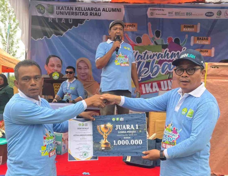 SMAN 18 Pekanbaru Raih Juara 1 Lomba Pidato IKA Universitas Riau