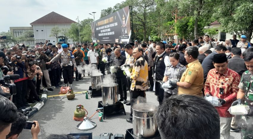 Polda Riau Musnahkan Narkoba, Ribuan Botol Miras, dan Knalpot Brong