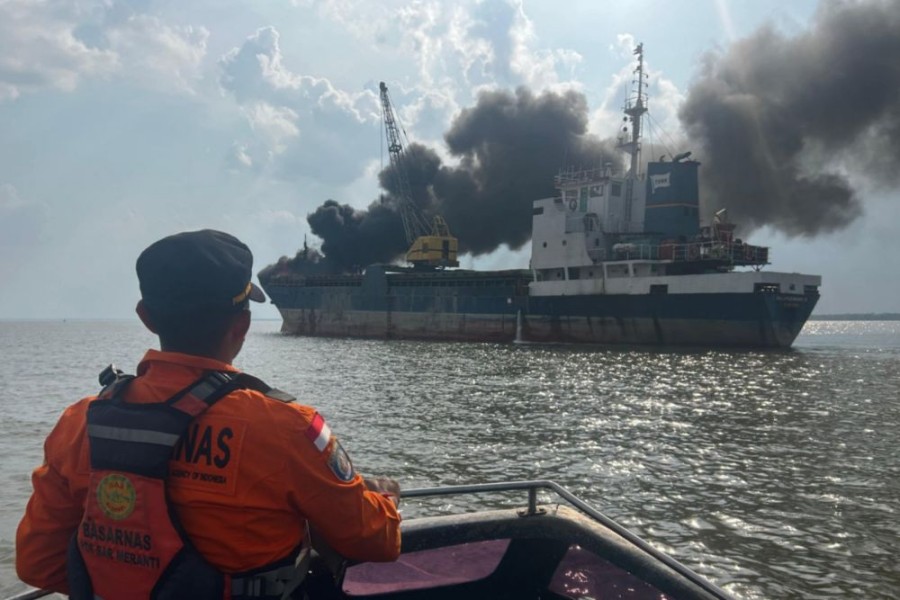 Bermuatan Sagu, Kapal Lintas Bahari 28 Terbakar di Perairan Kepulauan Meranti