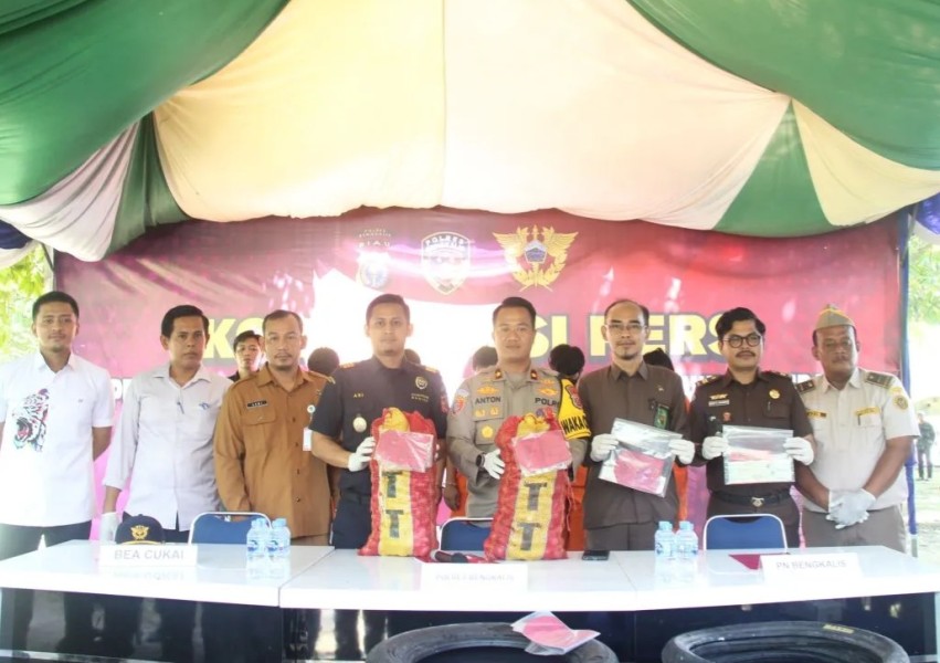Polres Bengkalis Musnahkan 2.250 Karung Bawang Ilegal Dan Ratusan Ban Bekas Dari Malaysia