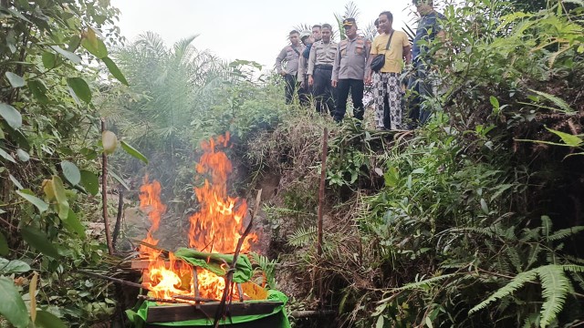 Polisi Gerebek 2 Lokasi Penambangan Emas Ilegal di Inhu, Alat PETI Dibakar