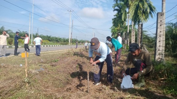 Dukung Program Kapolda Riau Camat Sentajo Raya Bersama Polsek Benai dan Kuantan Tengah Tanam 200 Pohon