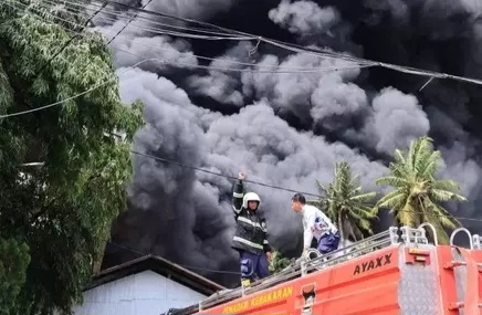 Pabrik Karet di Padang Terbakar, Damkar dari Berbagai Kota Dikerahkan