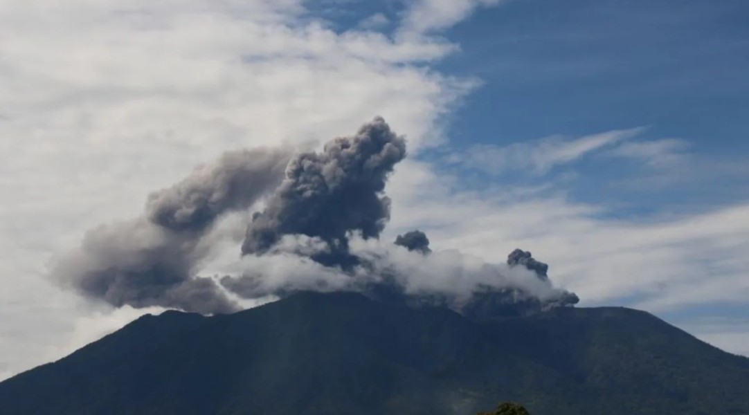 Gunung Marapi di Sumatera Barat Erupsi Dua Kali Dengan Tinggi  Letusan Capai 1.000 Meter