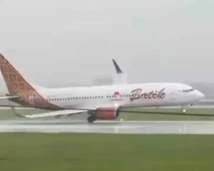 Pesawat Batik Air Mendarat Miring di Bandara Soetta