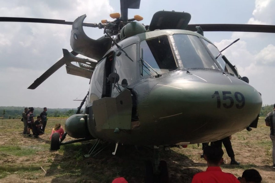 Helikopter TNI AD Mendarat Darurat di Lahan Persawahan Blora