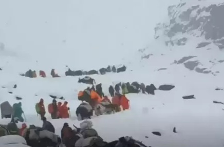 Ratusan Pendaki Terjebak Badai Salju di Gunung Everest, 1 Tewas