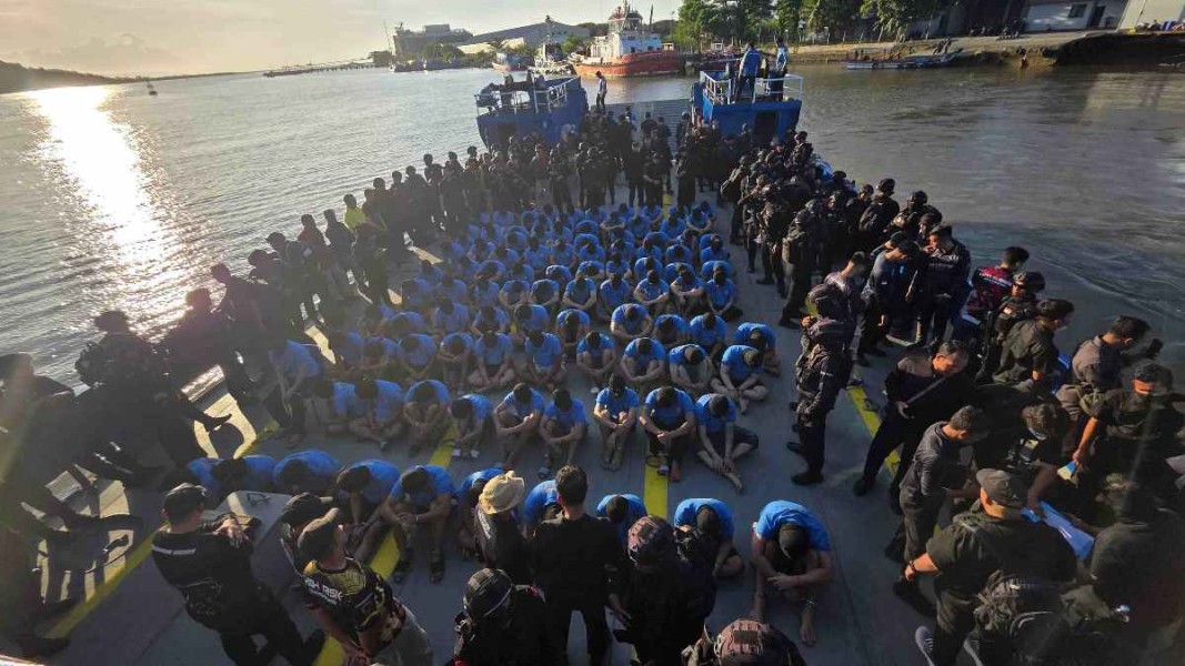 Dikawal Ketat, 100 Napi Berisiko Tinggi Asal Riau Dikirim ke Lapas Super Maksimum Nusakambangan