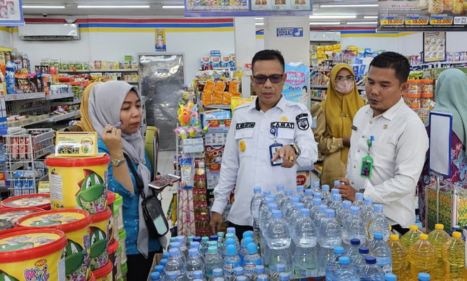 Sidak Minimarket, Kopdagrin Bersama Camat SR Cek Barang Kadaluarsa