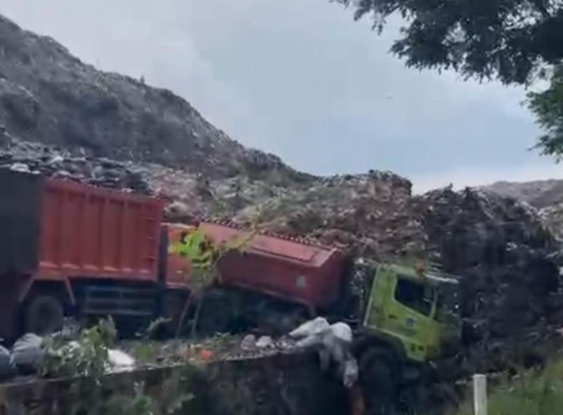 Gunungan Sampah Bantargebang Longsor, Truk dan Warung Tertimbun