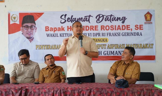 Andre Rosiade Salurkan Ratusan Beasiswa PIP Buat Pelajar di Kabupaten Solok