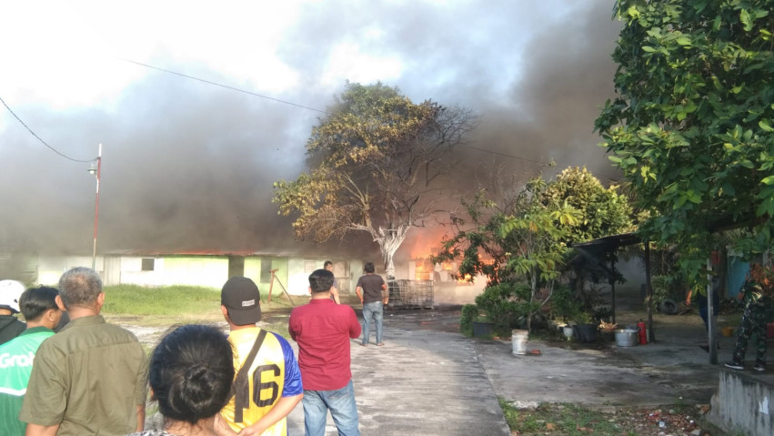 Kompleks Asrama TNI AD di Jalan Sukoharjo Pekanbaru Terbakar