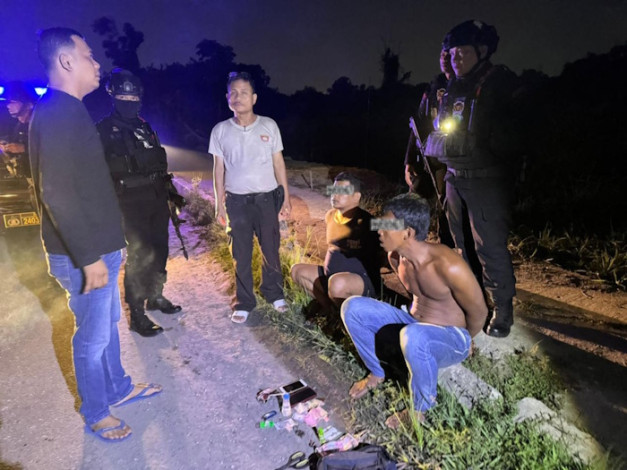 Saat Patroli, Tim Raga Brimob Riau Tangkap Dua Pria Pengguna Narkoba