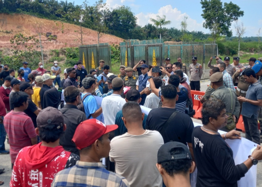 Datangi Kantor Walikota, Massa Aksi Desak Pemko Pekanbaru Putus Kontrak Pengelola Parkir