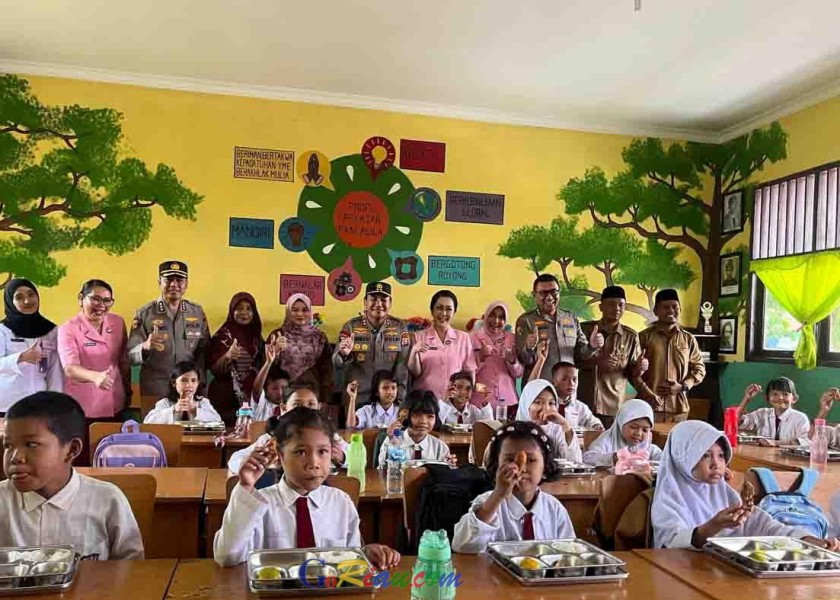 Polda Riau Salurkan 3.578 Makanan ke Sekolah-sekolah